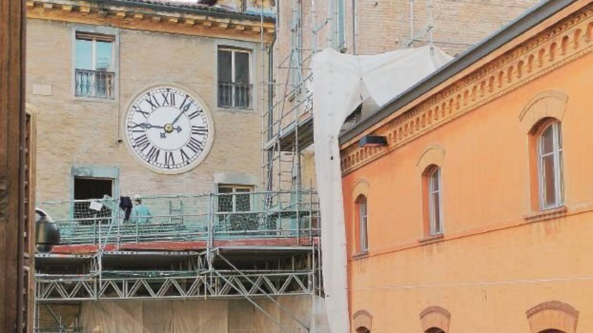 Imola, dopo un anno e mezzo l’Orologio riemerge dal cantiere del Comune