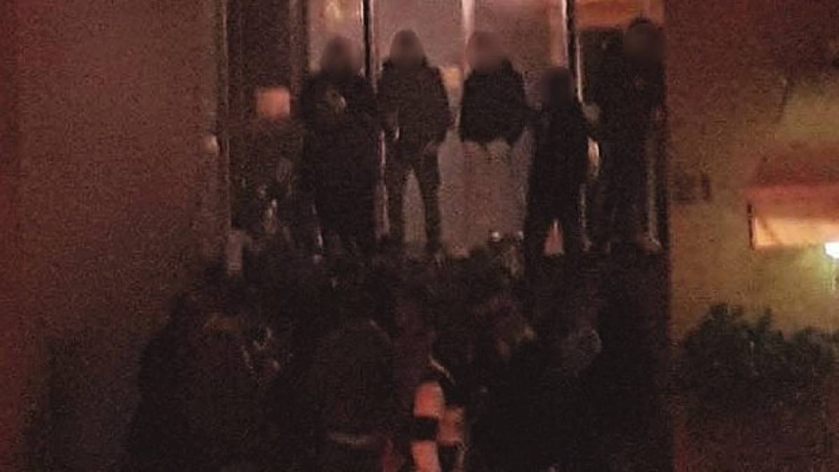 Ragazzini bivaccano sulla scala di una casa. «Ho paura ad entrare»