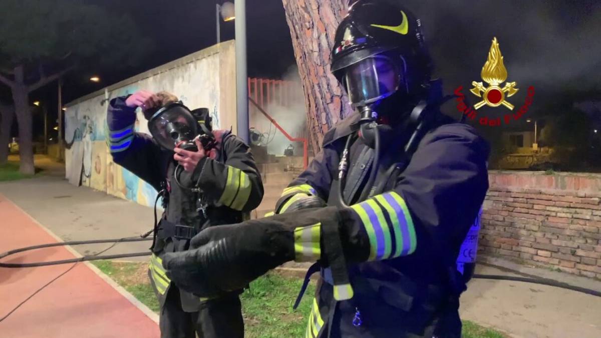 Rimini. Incendio sulla banchina rifugio di senzatetto