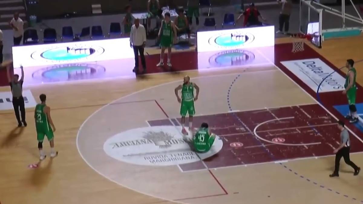 Basket B, l'incredibile canestro di Galassi vale la vittoria per la Virtus VIDEO