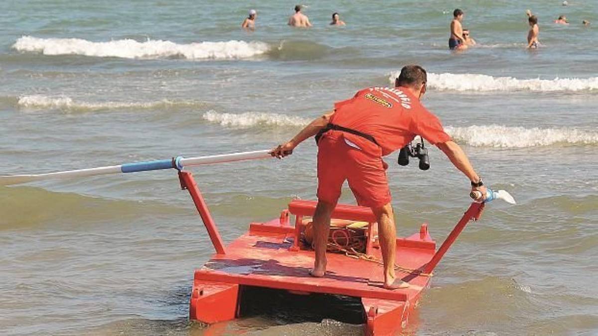 In vacanza a Rimini si tuffa dal pedalò, 37enne rischia di rimanere paralizzato
