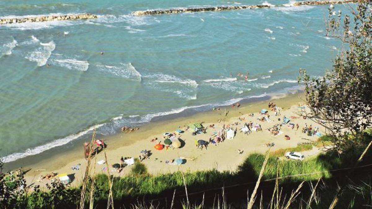 Testata contro gli scogli e malore: soccorsi un 19enne e un 12enne di Rimini