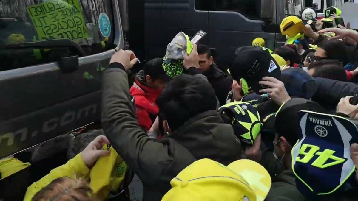 Automobilismo, i tifosi impazziscono per Valentino Rossi, 17° al traguardo VIDEO