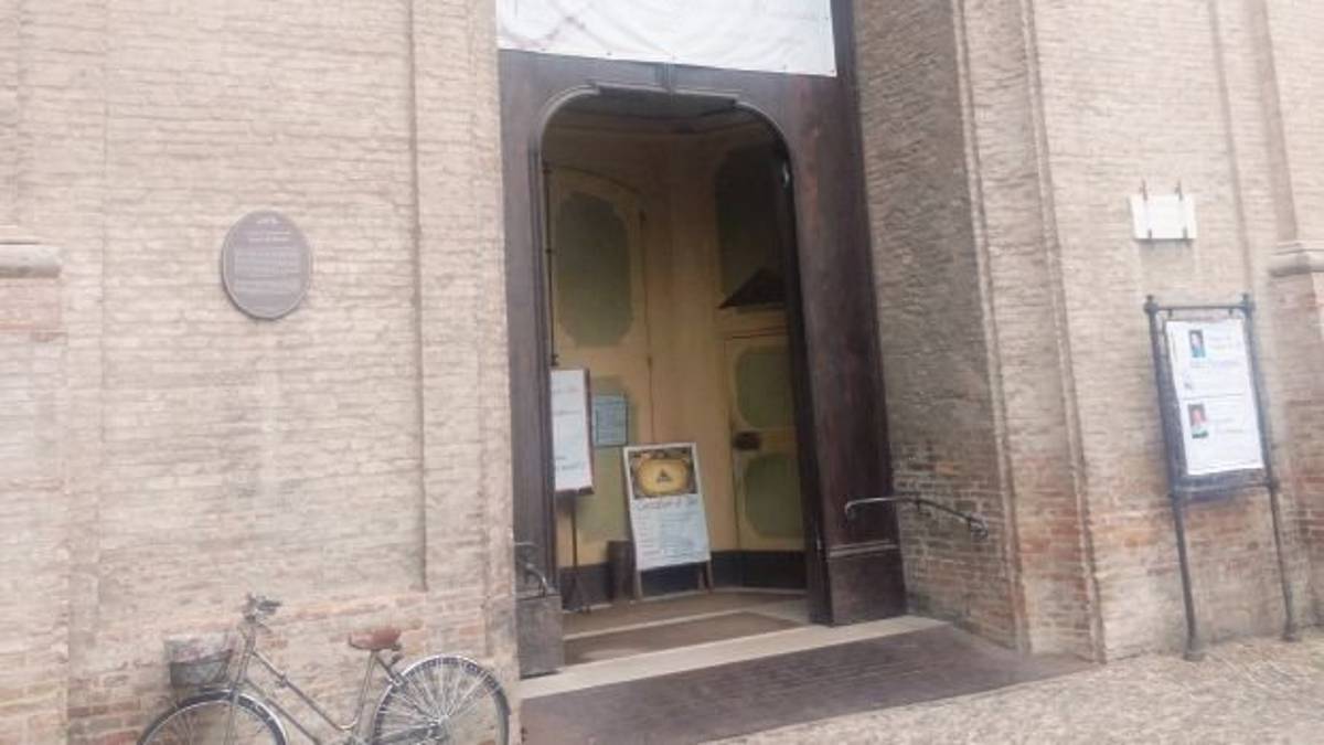 Libretto antisemita scritto da un prete in bella vista dentro la chiesa dei Servi