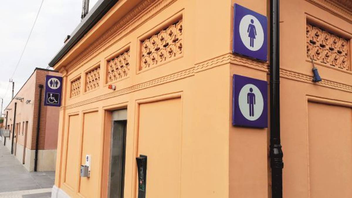 Grossi disagi per i viaggiatori che usano i bagni della stazione di Imola