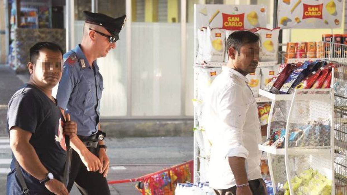 Negoziante sfregiato e rapinato, caccia a due rapinatori nordafricani