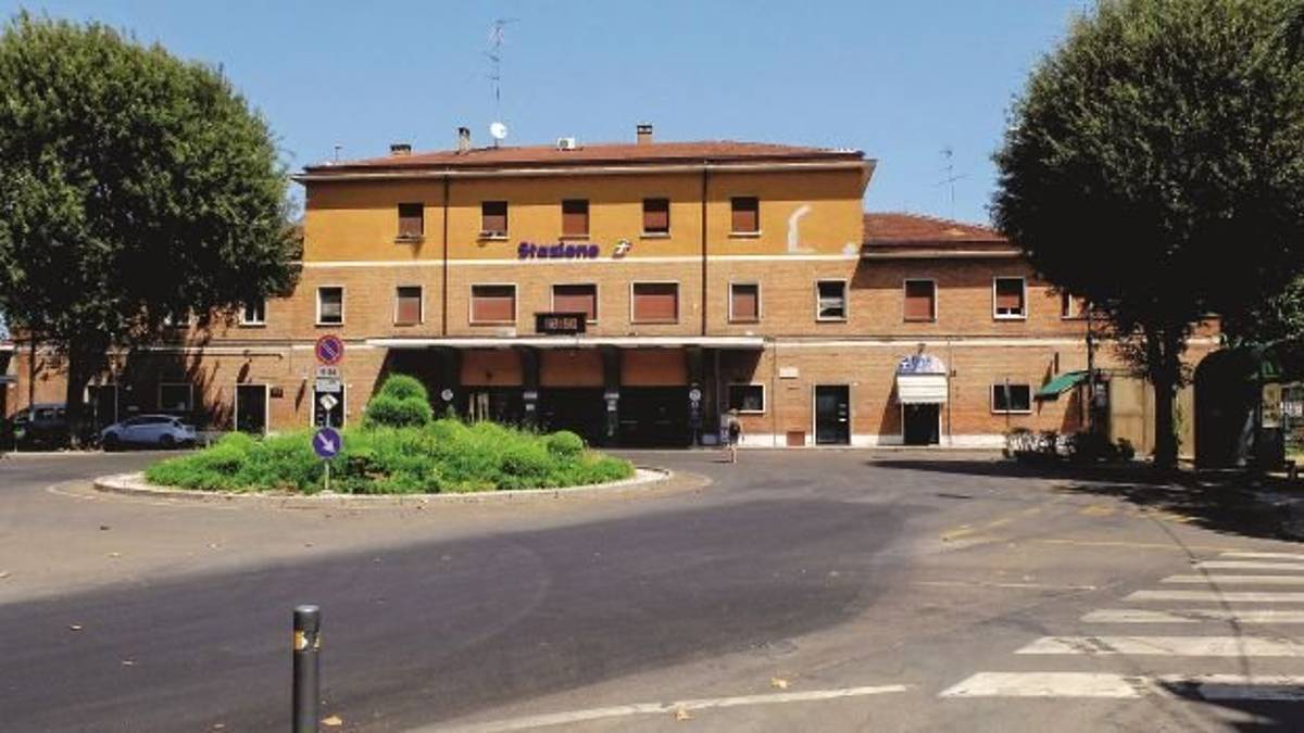 Nuovi aiuole, marciapiedi e panchine, nel 2019 il restyling dell’area della stazione di Imola