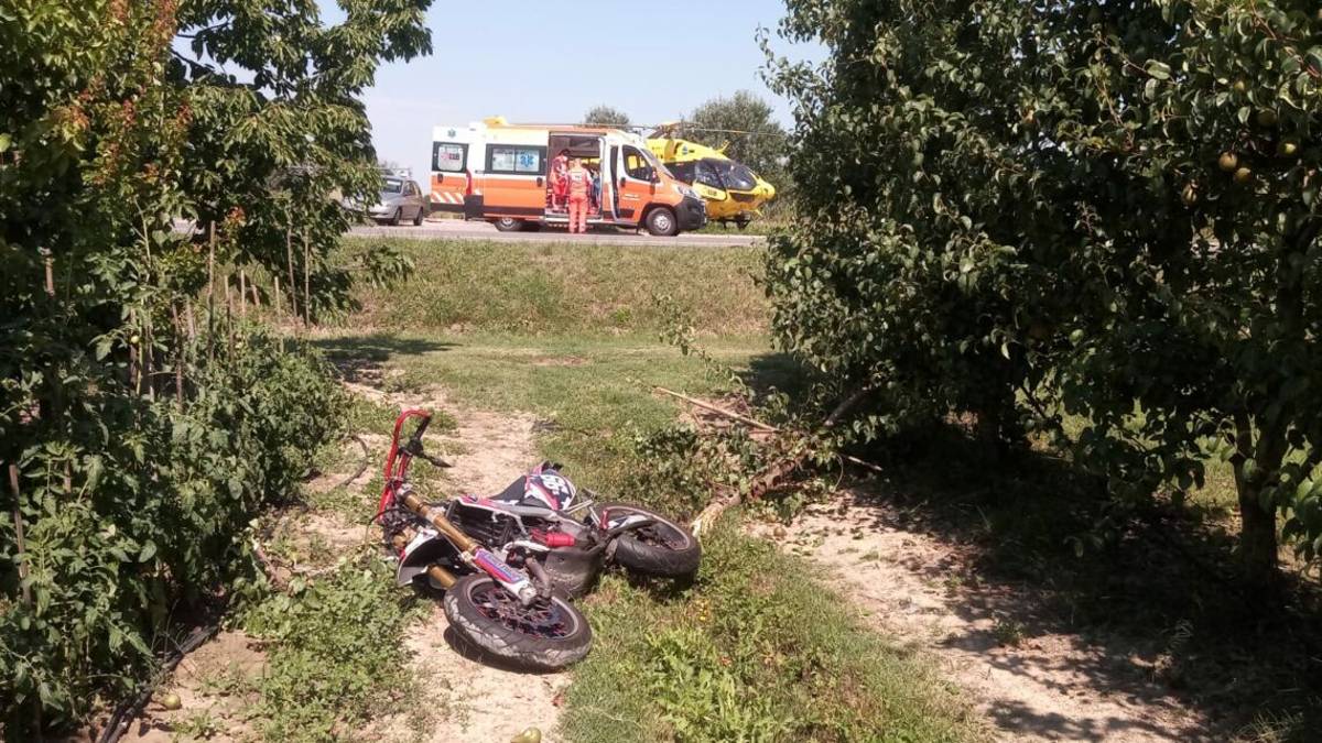 In moto contro un'auto: gravi due giovanissimi nel Lughese