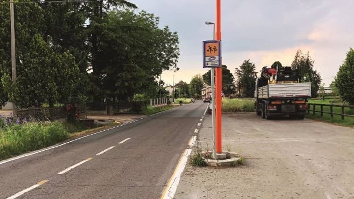 Prova ad adescare alunna di 13 anni davanti alla fermata dello scuolabus