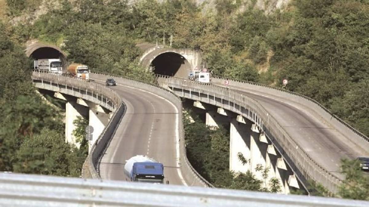 Mezzo pesante in avaria, E45 chiusa in direzione sud tra Mercato Saraceno e Montecastello