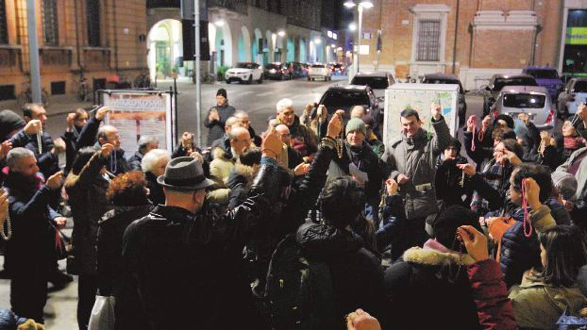 Un rosario riparatore davanti al teatro Alighieri di Ravenna. Preghiamo contro la blasfemia