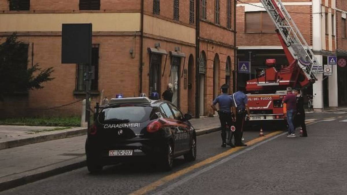Ladri nello studio di un avvocato di Forlì. Uno si lancia dal tetto: arrestati