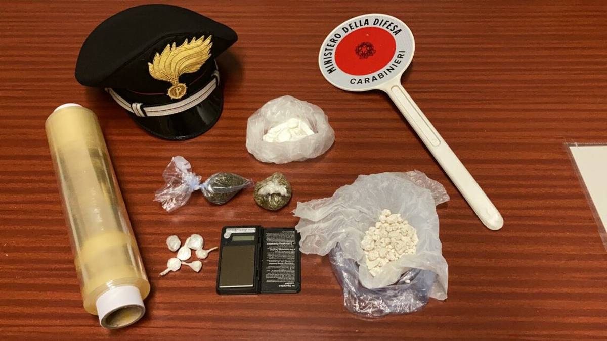 In casa a Gatteo hashish ed cocaina: arrestata una 56enne