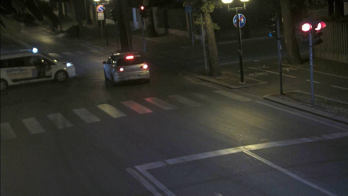 Rimini: passano col rosso, multati in 8.100