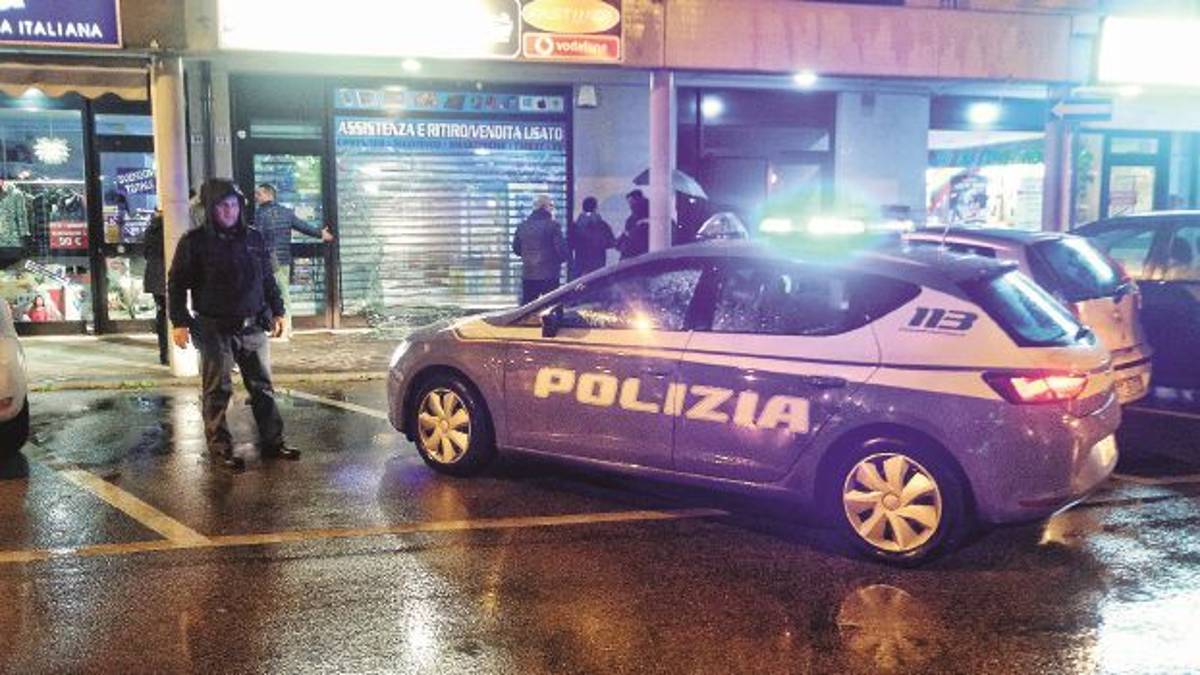 Spaccata con l'auto come ariete al negozio di telefonia
