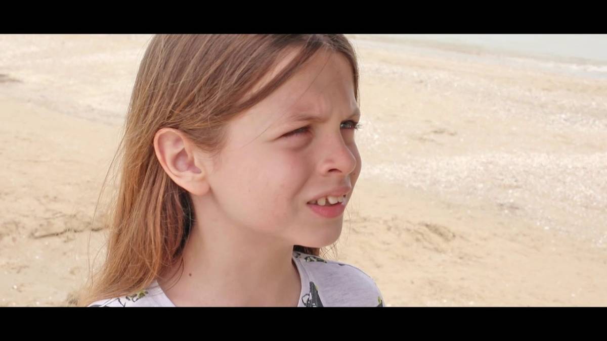 Basta plastica in spiaggia a Rimini, il video dei comitati turistici