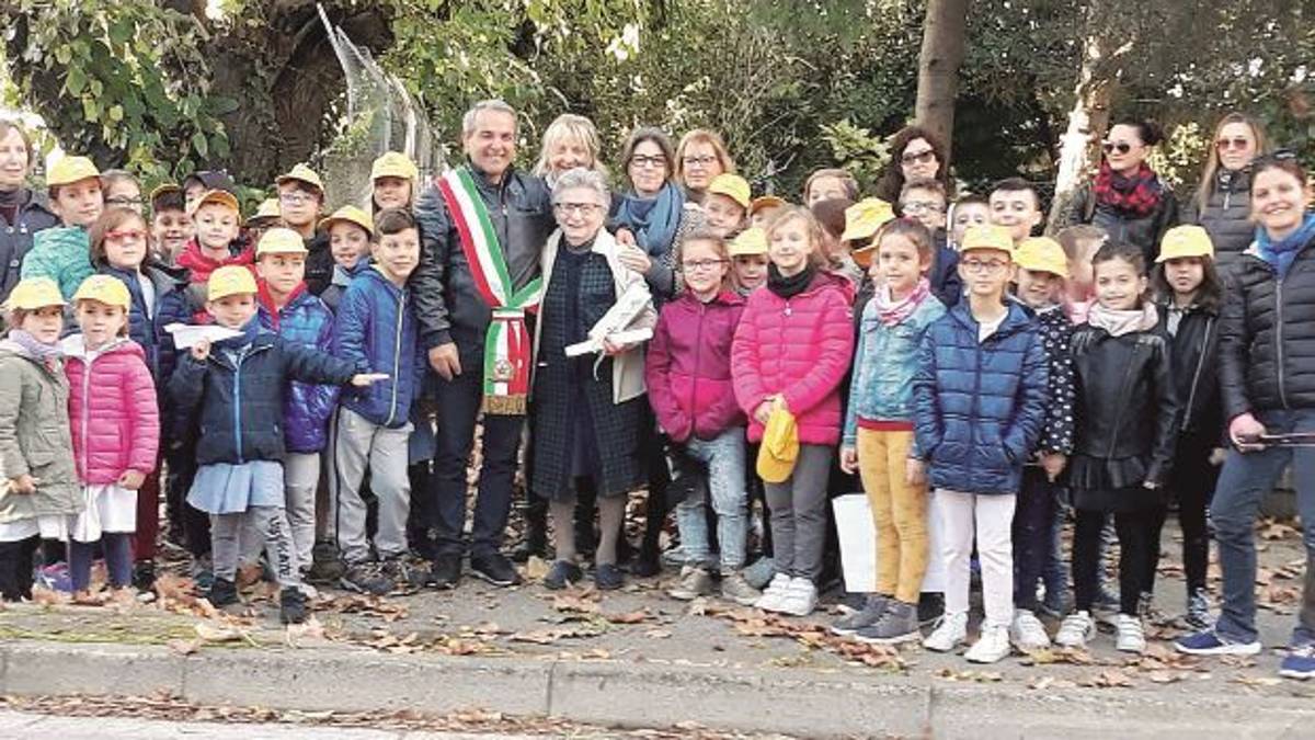Novantenne di Cervia pulisce il marciapiede per i bambini