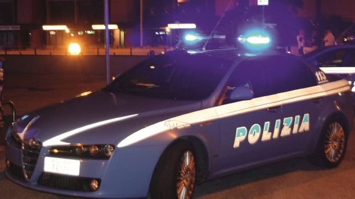 Sorprende il ladro a rubare nell’auto e viene minacciato con un coltello