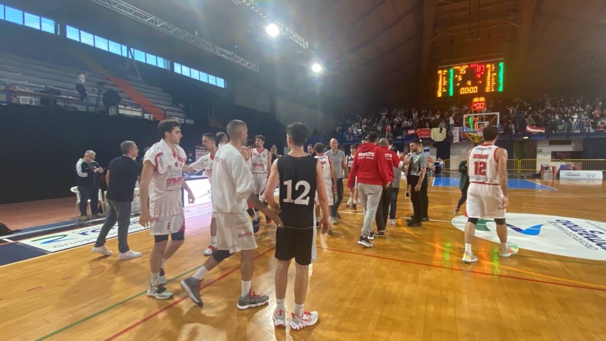 Basket B, fumogeno e bomba carta nel parcheggio dopo il derby Cesena-Rimini