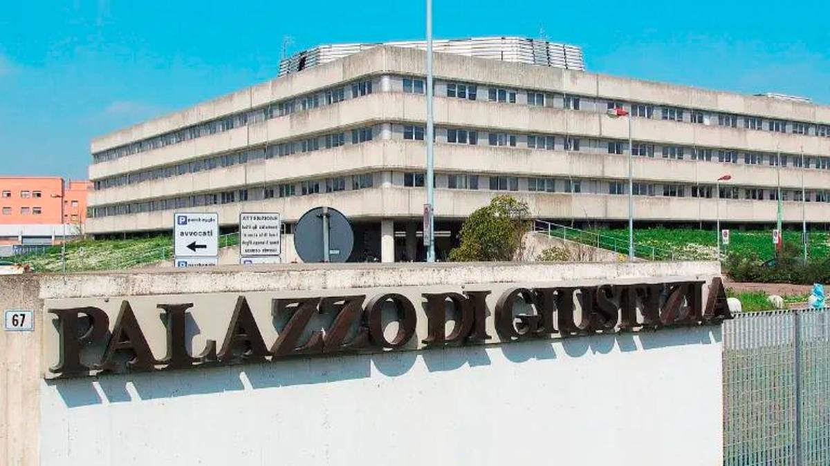 Certificati di malattia falsi per due mesi di assenze, funzionaria del tribunale di Ravenna sospesa per un anno