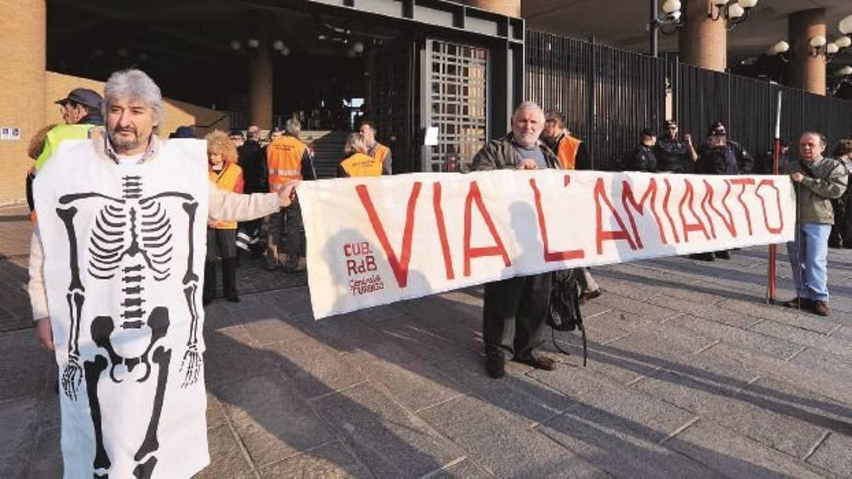 Tumore dopo aver respirato amianto. Vertici della Coop portuale di Ravenna a processo
