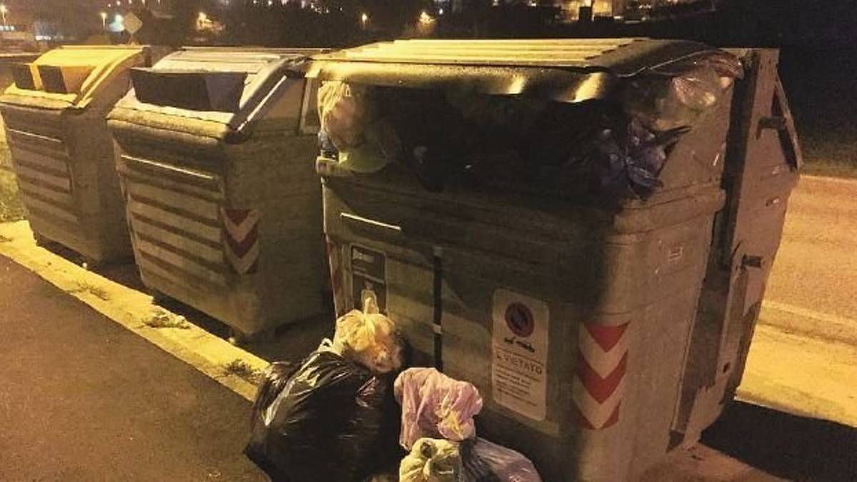 Cassonetti maleodoranti, scoppia la protesta. Striscioni per protestare contro la puzza