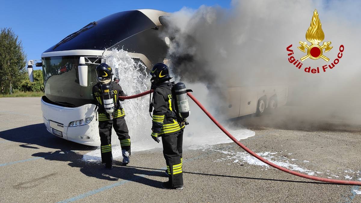 Rimini, pullman dei turisti prende fuoco all'improvviso VIDEO