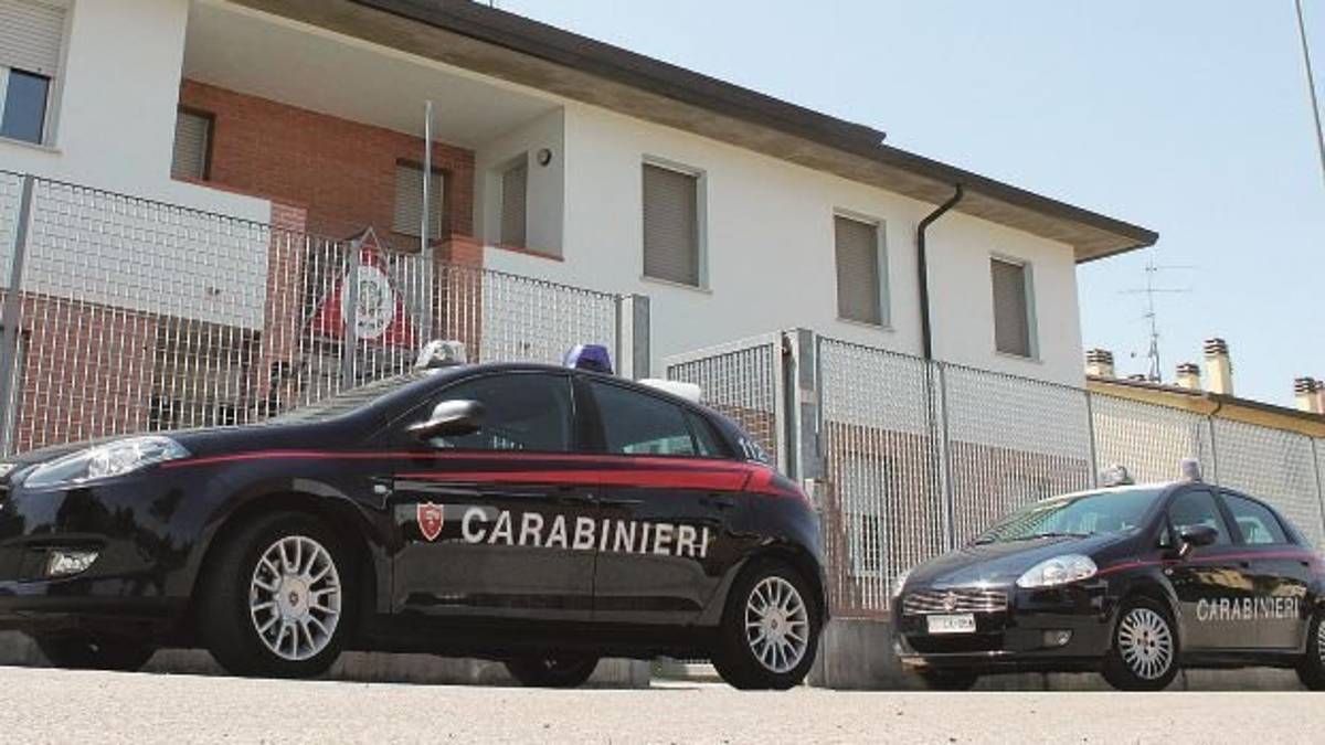 Evade e tenta rapina in tabaccheria a Massa Lombarda, disarmato e smascherato dal titolare