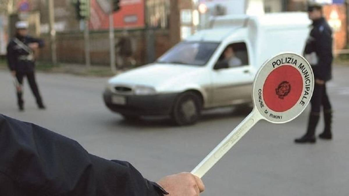 Faenza, multato di 600 euro, fa un bonifico di 6 euro e poi inserisce due zeri: denunciato per truffa