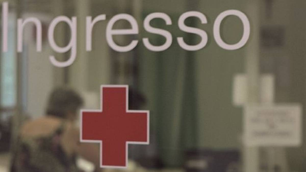 «Sporco negro devi morire» 17enne picchiato sull’uscio di casa