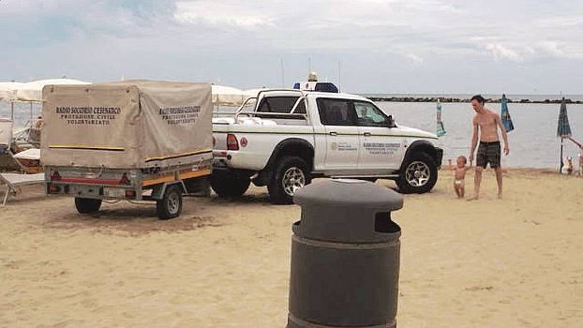 Dopo le alghe, estesa chiazza oleosa in mare a Cesenatico. Intervento per non farla arrivare a riva