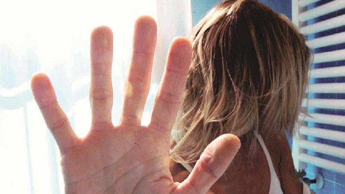 La violenta con l'amico e minaccia di diffondere video e foto hard