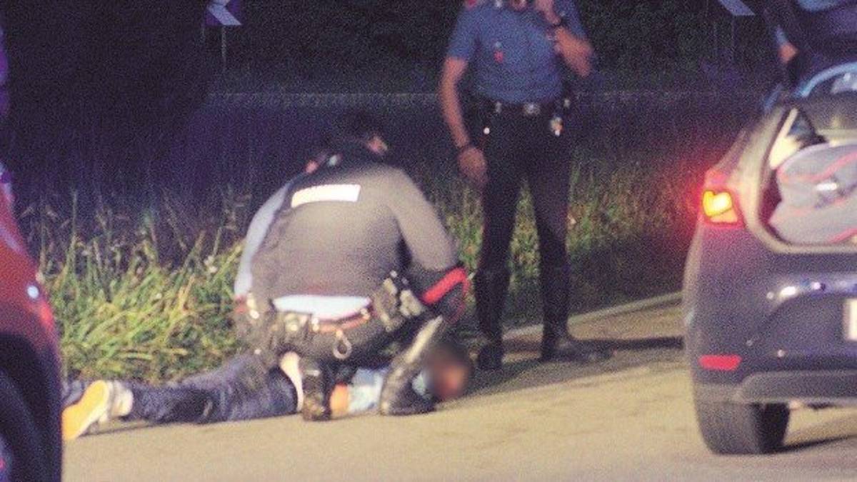 Fuga e frontale contro i carabinieri a Ravenna. Il conducente patteggia, assolta l’amica