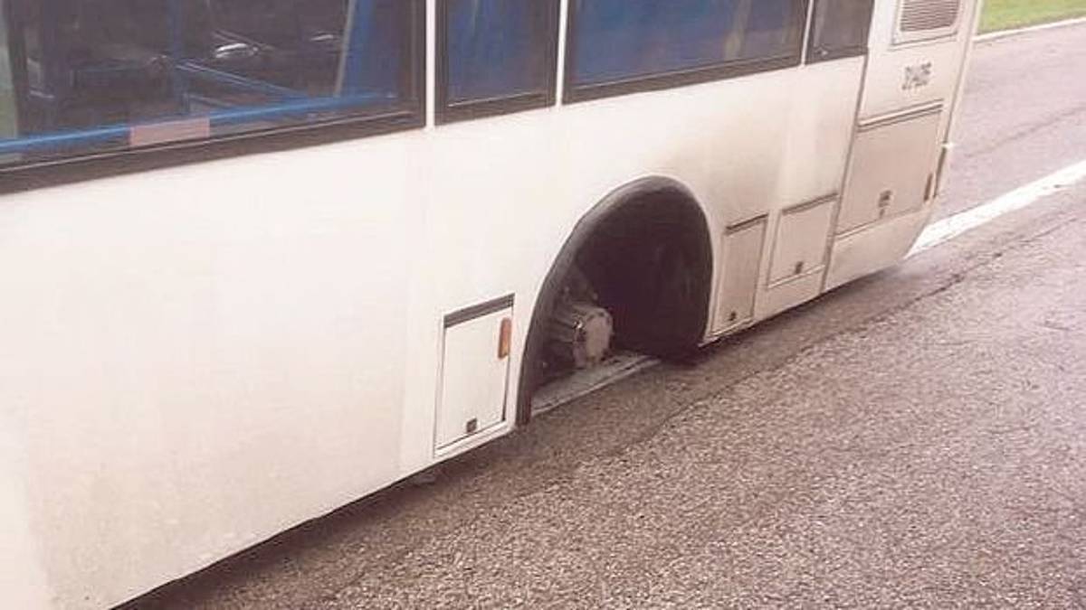 Autobus di Start pieno di ragazzi perde una ruota in corsa