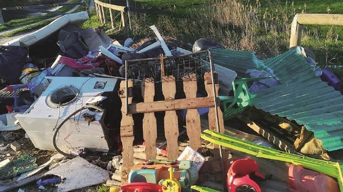 Una discarica all’aperto nell’oasi naturalistica