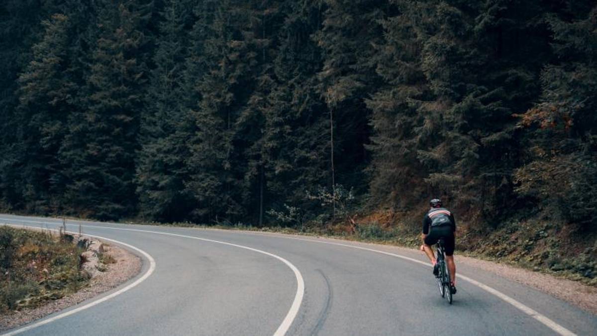 Forlì, in bici mentre è sotto malattia. Licenziato e denunciato