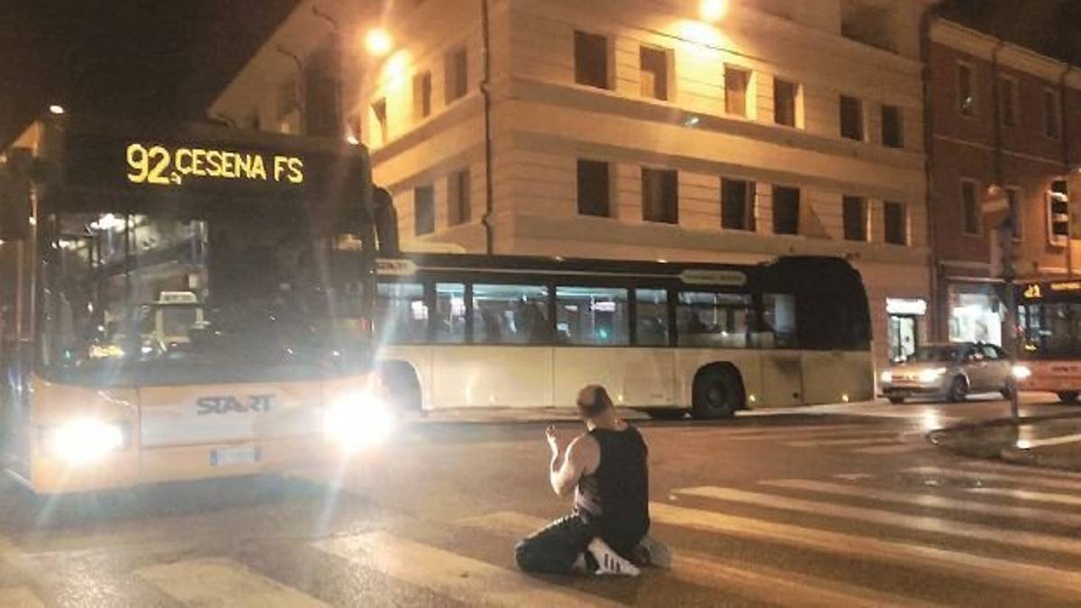 Dopo aver bloccato il traffico a Cesena, abbandona anche l'ospedale