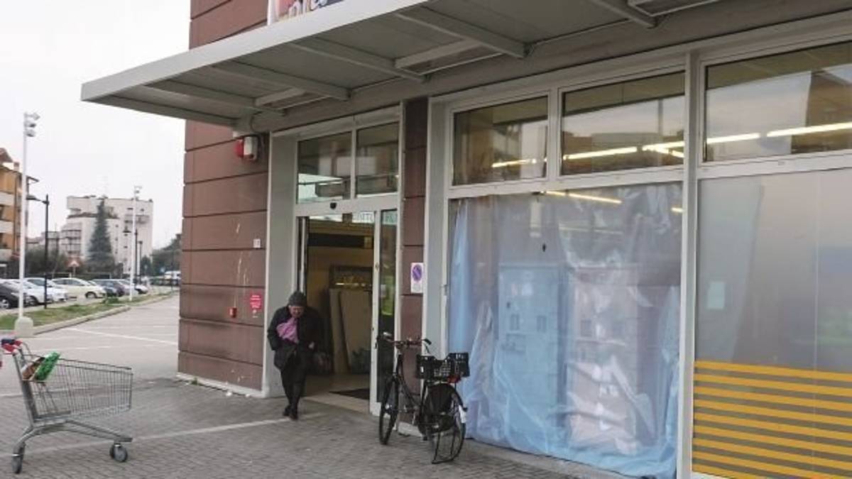 Ladri in azione con un escavatore al supermercato Dpiù in via Goito