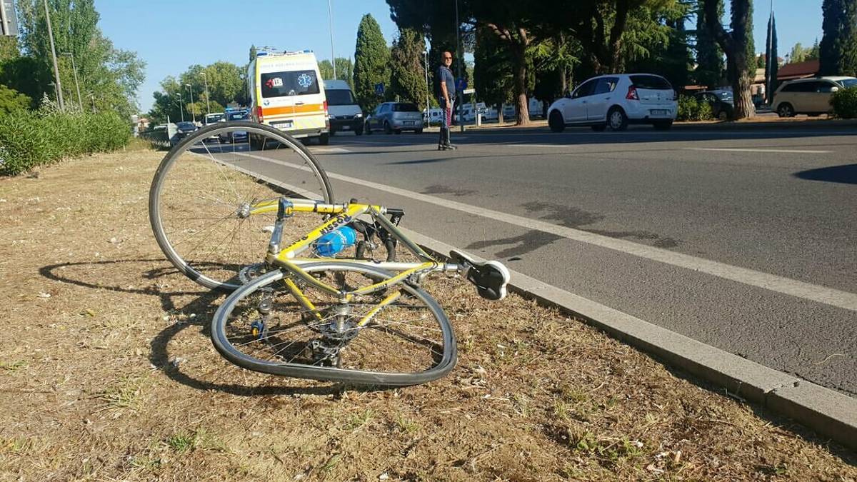 Riccione. Ciclista investito da pirata della strada