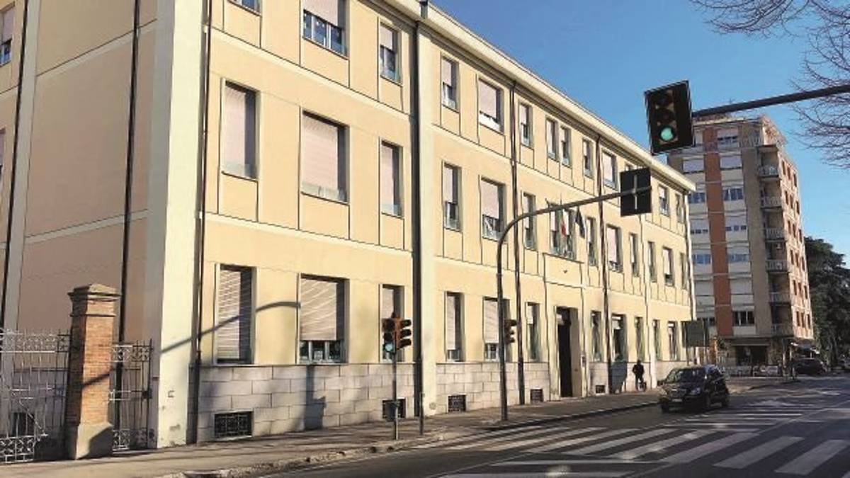 Cesena, ladri alla scuola elementare rubano tablet e pc