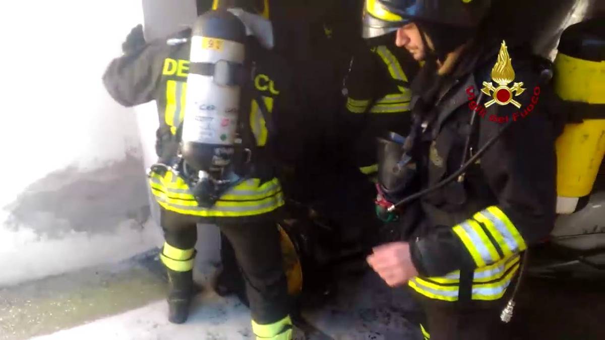 Cattolica, incendio in un garage. IL VIDEO