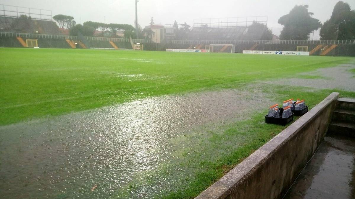 Calcio D, diluvia: rinviata la gara Ravenna-Seravezza Pozzi