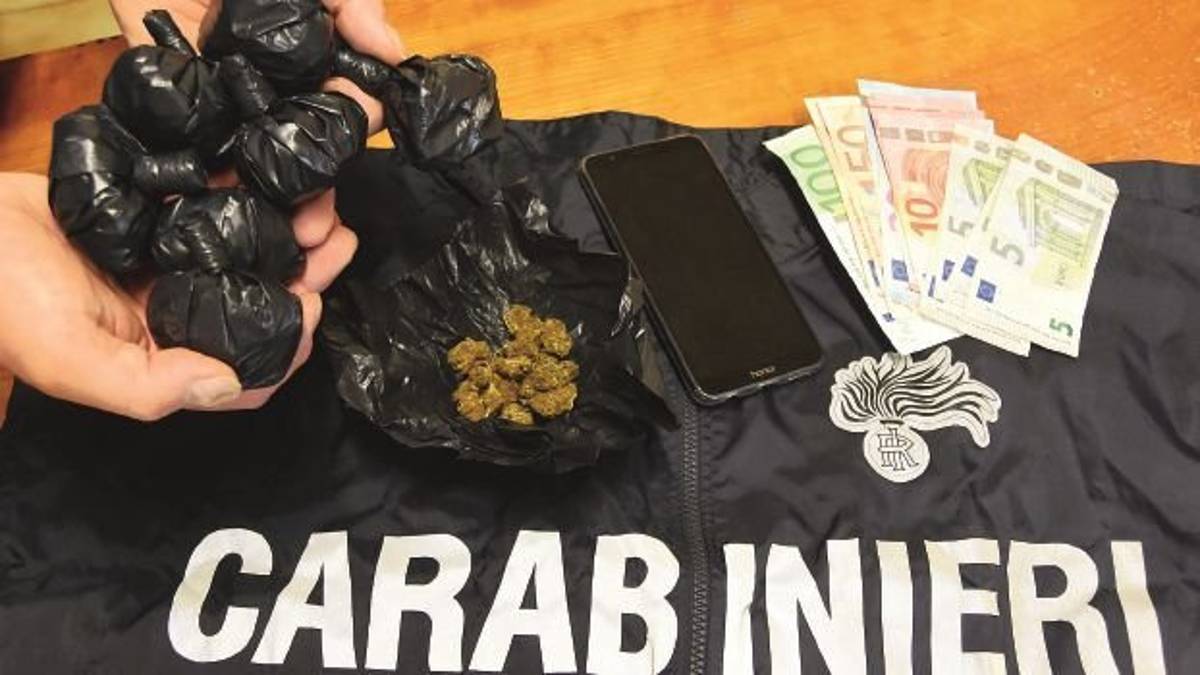 Chiude la nonna in una stanza per spacciare, 30enne arrestato a Forlì