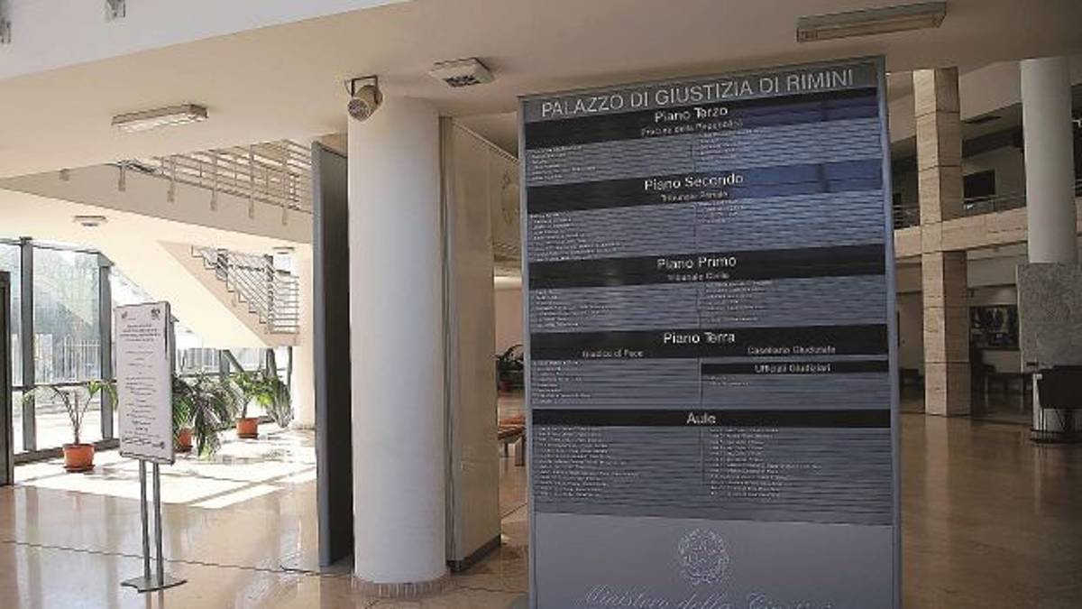 Violenza nei bagni della discoteca a Rimini, il video viene proiettato in aula