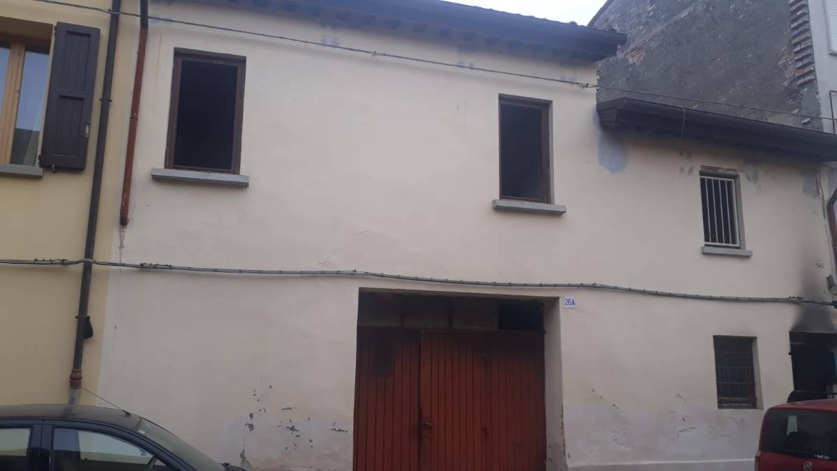 Faenza, si salvano dall'incendio calandosi dalla finestra