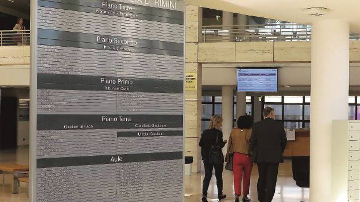 Rimini, vuole diplomarsi in un solo anno, truffata dalla super scuola on line