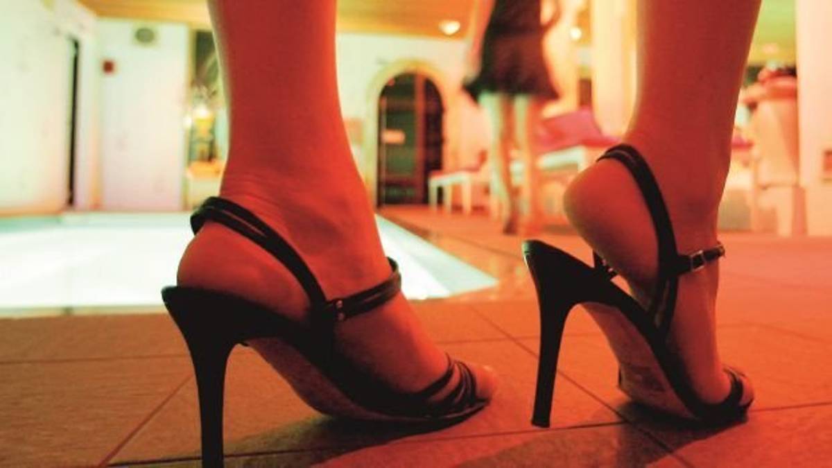 Perde la testa per una escort: imprenditore a processo per rapina