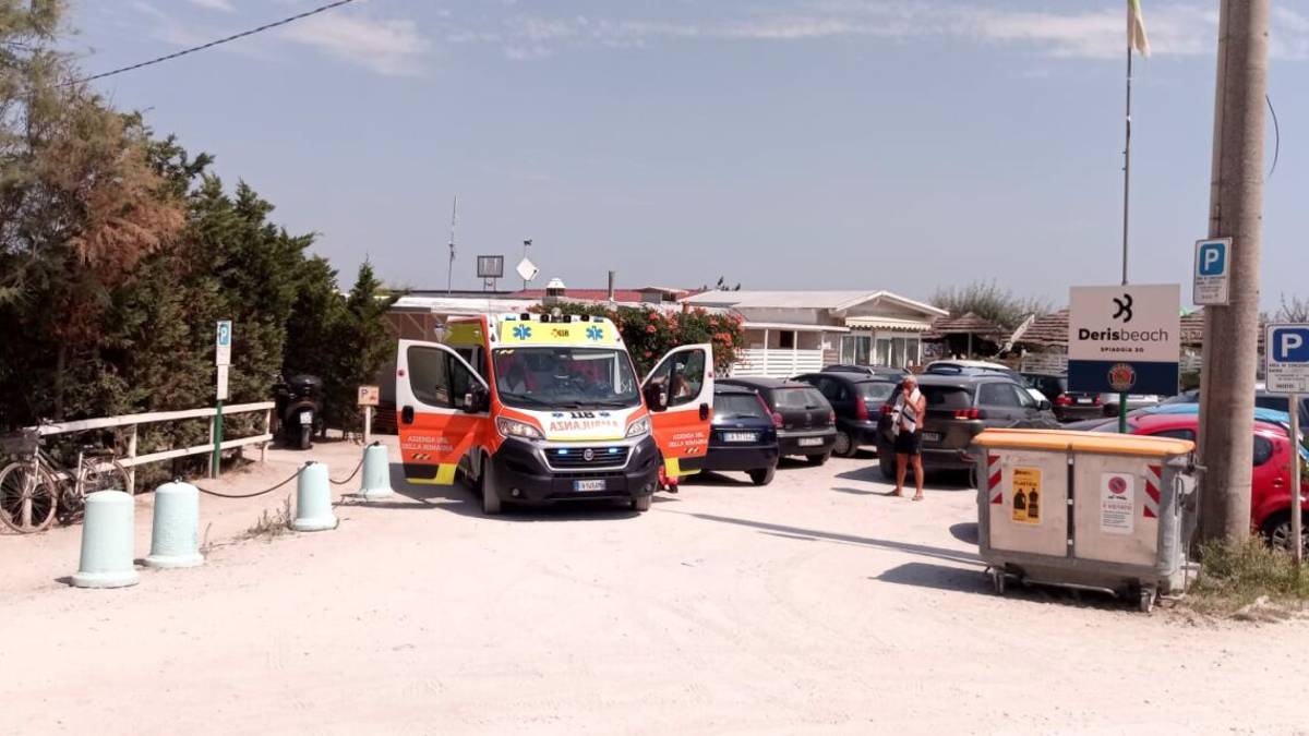 Ravenna, cade dagli scogli battendo la testa a Punta Marina