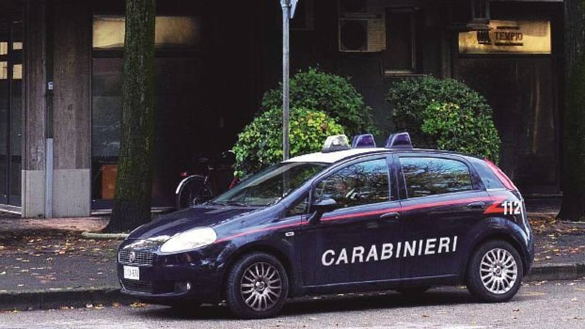 Pipì in strada a Milano Marittima, multa da 6mila euro per due turisti