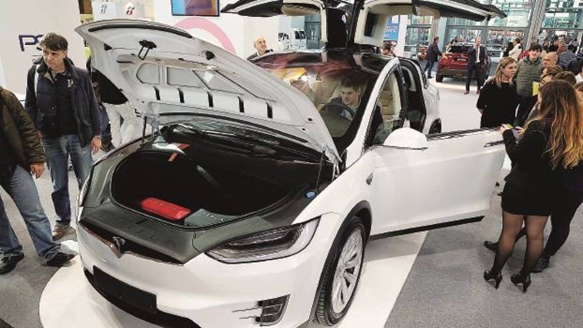 Auto. Malgrado gli incentivi, calo del 23,9% e il 2022 non promette bene